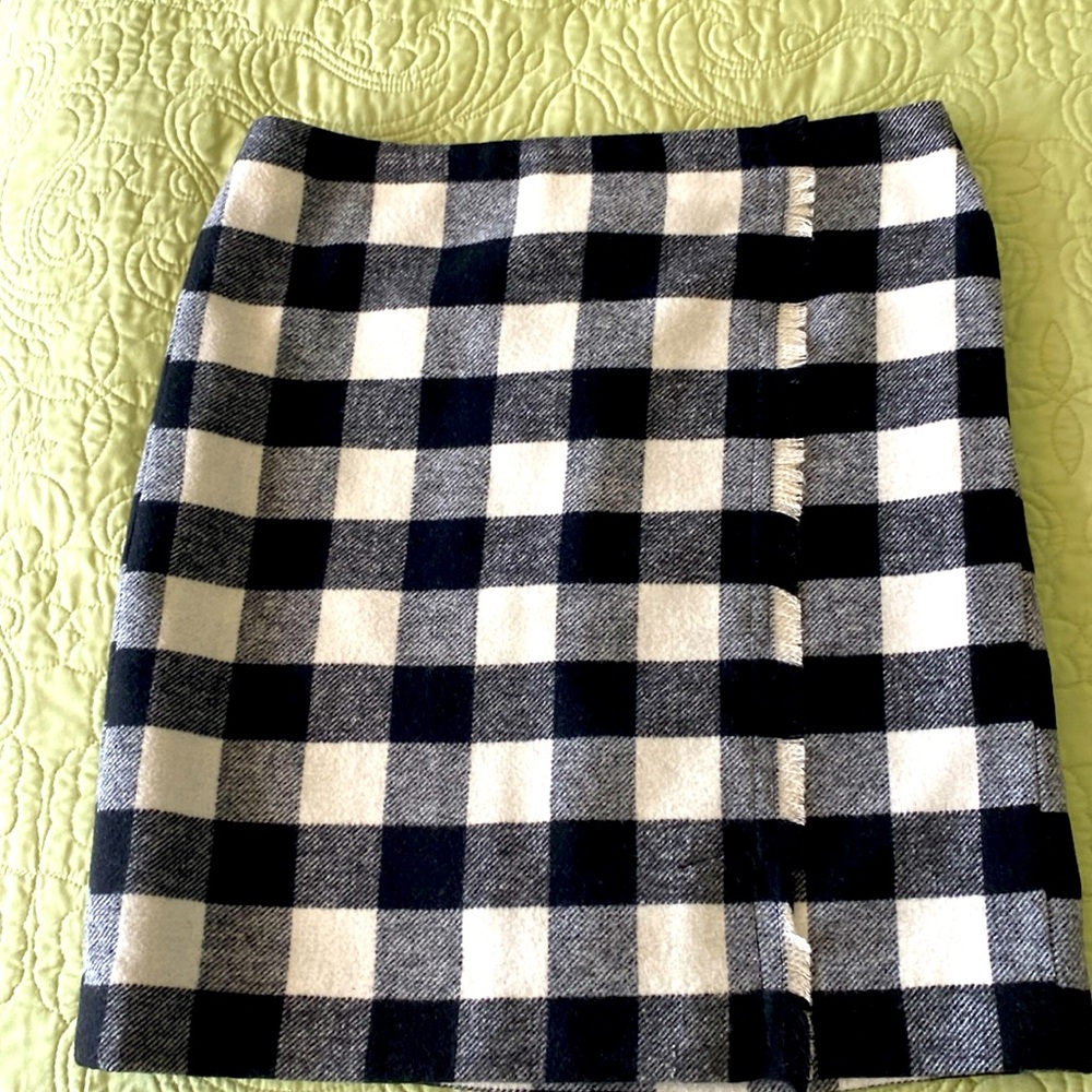 In excellent like new condition Talbots size 10 very soft lined skirt.